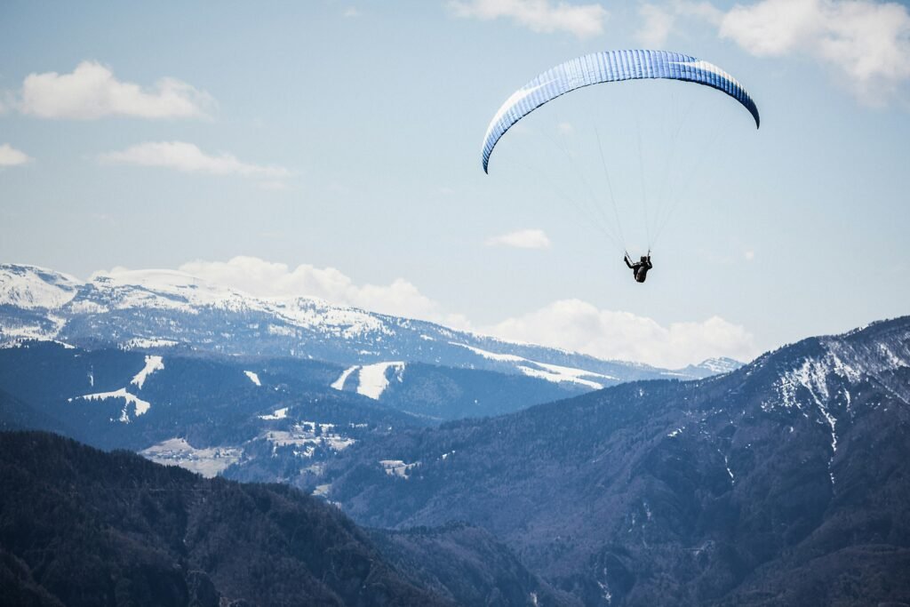 paraglider-in-flight-in-mountains-experiences-in-himachal