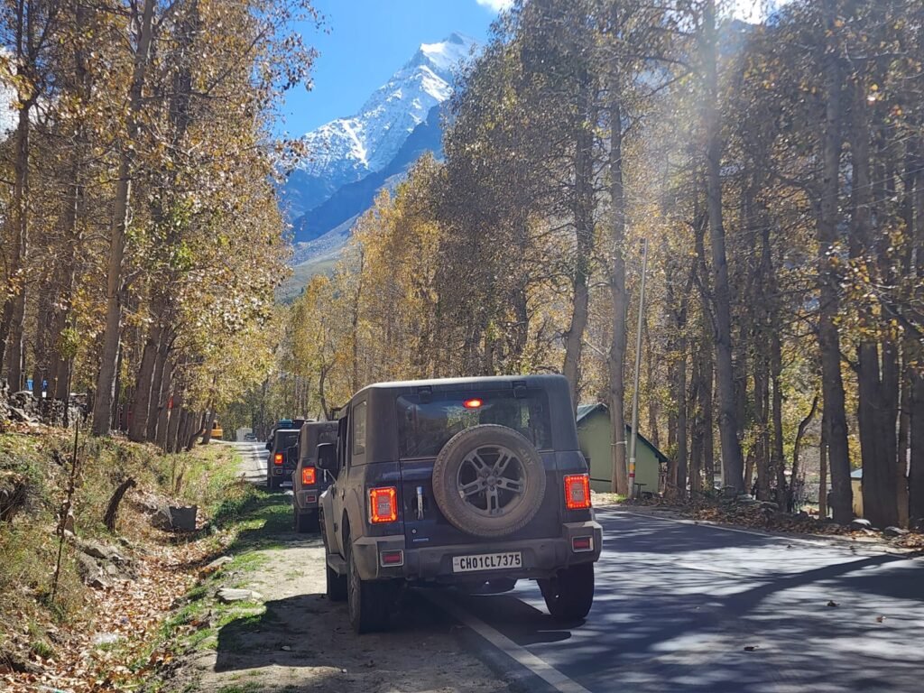 vehicle-convoy-hilly-road-experiences-in-himachal